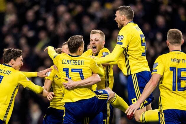 Fußball, WM Playoffs, Schweden - Italien Bilder des Tages - SPORT Fußball, WM Playoffs, Schweden - Italien 171110 Sveriges Sebastian Larsson, Marcus Berg och Viktor Claesson jublar med Jakob Johansson som gjort 1-0 malet under fotbollsmatchen i VM-kvalets play-off mellan Sverige och Italien den 10 november 2017 i Stockholm.  Copyright: JOELxMARKLUND BB171110JM064