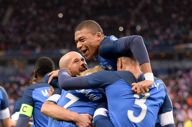 Themen der Woche - SPORT Fußball, Frankreich - Wales 12 Kylian Mbappe (fra) - 02 Christophe Jallet (fra) - JOIE FOOTBALL : France vs Pays de Galles - Match amical de preparation de la Coupe du Monde 2018 - 10 11 2017 AnthonyBIBARD FEP Panoramic 