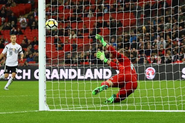 Grosse Kopfballchance fuer Jamie Vardy (England) von Marc-Andre ter Stegen (Deutschland Germany) vereitelt - 10.11.2017: England vs. Deutschland, Freundschaftsspiel, Wembley Stadium