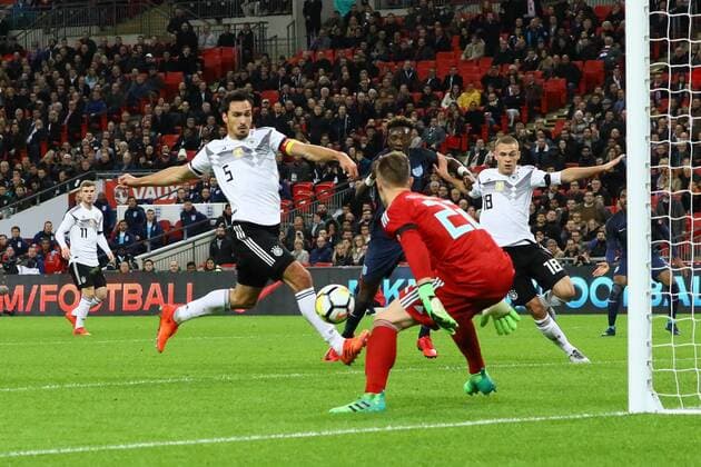 Mats Hummels (Deutschland Germany) rettet vor Tammy Abraham (England) - 10.11.2017: England vs. Deutschland, Freundschaftsspiel, Wembley Stadium