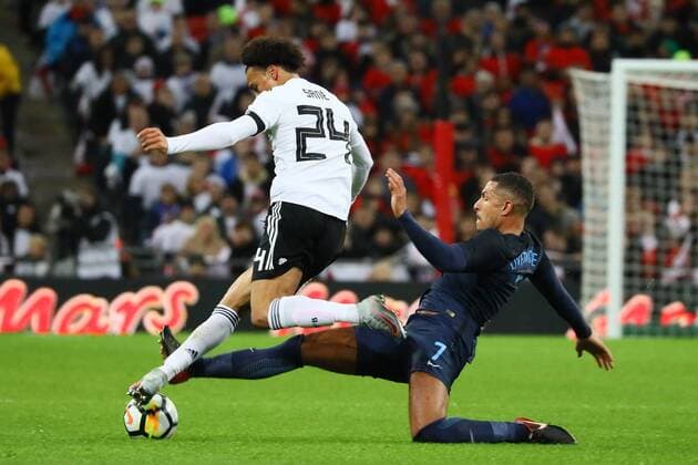 Jake Livermore (England) gegen Leroy Sane (Deutschland, Germany) - 10.11.2017: England vs. Deutschland, Freundschaftsspiel, Wembley Stadium