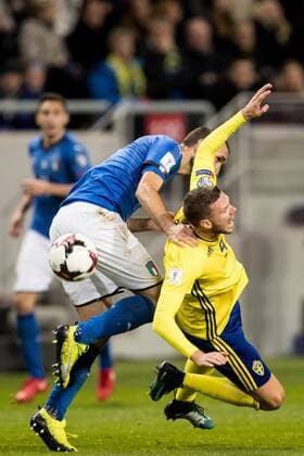 Fußball, WM Playoffs, Schweden - Italien 171110 Sveriges Marcus Berg tacklas av Italiens Giorgio Chiellini under fotbollsmatchen i VM-kvalets play-off mellan Sverige och Italien den 10 november 2017 i Stockholm.  Copyright: ANDREASxLxERIKSSON BB171110AE023