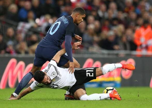 Bilder des Tages - SPORT 10th November 2017, Wembley Stadium, London, England; International football friendly, England versus Germany; Ruben Loftus-Cheek of England challenges Ilkay Gundogan of Germany for the ball  ActionPlus11949246