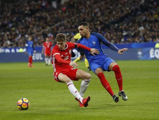 Fußball, Frankreich - Wales Wales David Brooks holds off LAyvin Kurzawa of France Wales during the International Friendly Länderspiel match at the Stade de France, Paris . Picture date: 10th November 2017. Picture credit should read: David Klein Sportimage EDITORIAL USE ONLY. No use with unauthorised audio, video, data, fixture lists, club league logos or live services. Online in-match use limited to 120 images, no video emulation. No use in betting, games or single club league player publications.