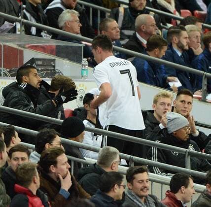 Fussball, Herren, Saison 2017 2018, Testspiel in London, England - Deutschland, v. l. Sami Khedira (Deutschland), Julian Draxler (Deutschland) nach seiner Auswechslung, Jerome Boateng (Deutschland) auf der Bank, 10.11. 2017, Copyright: xMichaelxHundtx xMatthiasxKochx