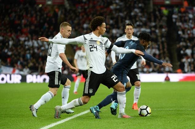 Fussball, Herren, Saison 2017 2018, Testspiel in London, England - Deutschland, v. l. Joshua Kimmich (Deutschland), Leroy Sane (Deutschland), Danny Rose (England), 10.11. 2017, Copyright: xMichaelxHundtx xMatthiasxKochx