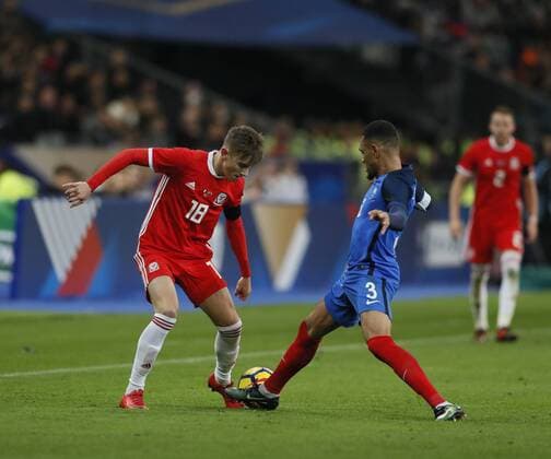 Fußball, Frankreich - Wales Wales David Brooks holds off Layvin Kurzawa of France Wales during the International Friendly Länderspiel match at the Stade de France, Paris . Picture date: 10th November 2017. Picture credit should read: David Klein Sportimage EDITORIAL USE ONLY. No use with unauthorised audio, video, data, fixture lists, club league logos or live services. Online in-match use limited to 120 images, no video emulation. No use in betting, games or single club league player publications.