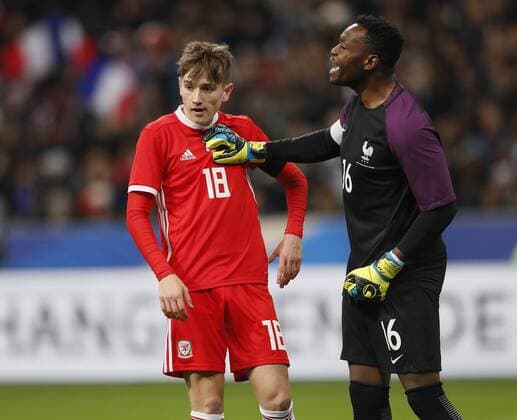 Fußball, Frankreich - Wales David Brooks of Wales is pushed by Steve Mandanda of France during the International Friendly Länderspiel match at the Stade de France, Paris . Picture date: 10th November 2017. Picture credit should read: David Klein Sportimage EDITORIAL USE ONLY. No use with unauthorised audio, video, data, fixture lists, club league logos or live services. Online in-match use limited to 120 images, no video emulation. No use in betting, games or single club league player publications.