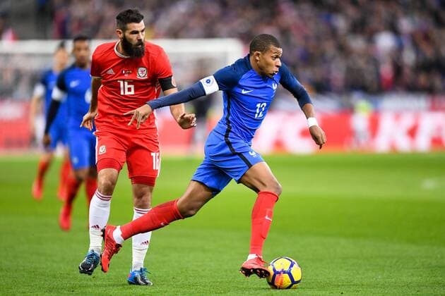 Fußball, Frankreich - Wales 12 Kylian Mbappe (fra) - 16 Joe Ledley (wales) FOOTBALL : France vs Pays de Galles - Match amical de preparation de la Coupe du Monde 2018 - 10 11 2017 AnthonyBIBARD FEP Panoramic 