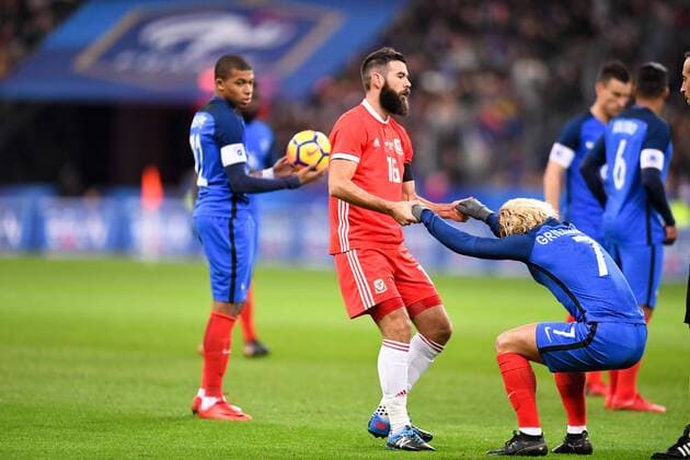 Fußball, Frankreich - Wales 12 Kylian Mbappe (fra) - 16 Joe Ledley (wales) - 07 Antoine Griezmann (fra) - FAIR PLAY FOOTBALL : France vs Pays de Galles - Match amical de preparation de la Coupe du Monde 2018 - 10 11 2017 AnthonyBIBARD FEP Panoramic 