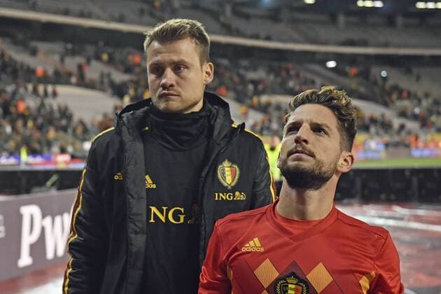 Belgium s goalkeeper Simon Mignolet and Belgium s Dries Mertens pictured after a friendly soccer game between Belgian national team Nationalteam Red Devils and Mexico, Friday 10 November 2017, in Brugge. DIRKxWAEM  x05198145x