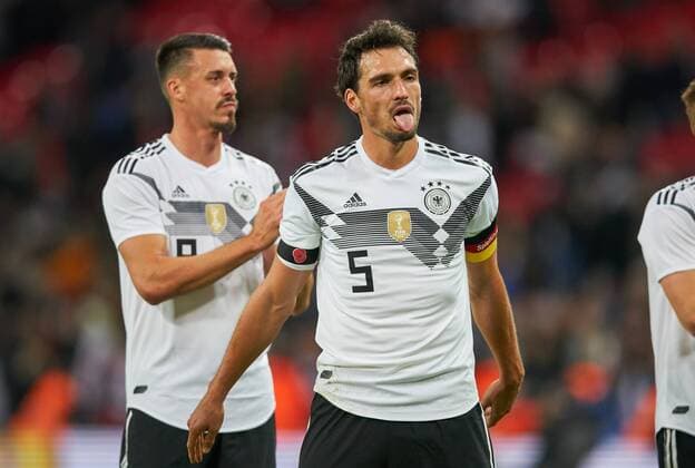 Mats HUMMELS, DFB 5 Emotionen, enttaeuscht, Enttaeuschung, Frust, frustriert, Trauer ,traurig, verzweifelt, Verzweiflung streckt die Zunge raus, mit herausgestreckter Zunge, Emotionen, Gefuehle, Reaktion, Wut, wuetend, schrei, Wutausbruch, Aktion ENGLAND - DEUTSCHLAND Freundschaftsspiel, friendly match, Deutsche Fussball Nationalmannschaft, DFB am 10.11.2017 im W e m b l e y S t a d i o n London, Grossbritannien.