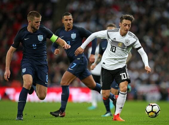 10.11.2017, Fussball Länderspiel, England - Deutschland, in Wembley National Stadium London. v.l. Eric Dier (England) und Jake Livermore (England) gegen Mesut Özil (Deutschland)