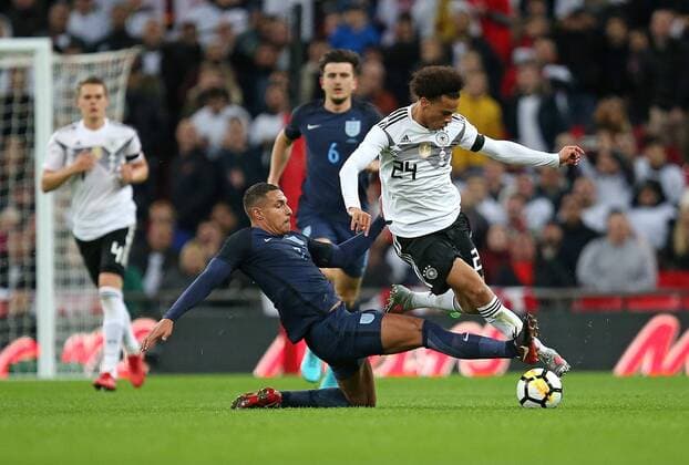 10.11.2017, Fussball Länderspiel, England - Deutschland, in Wembley National Stadium London. v.l. Jake Livermore (England) gegen Leroy Sane (Deutschland)
