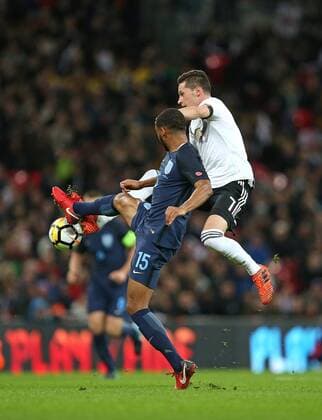 10.11.2017, Fussball Länderspiel, England - Deutschland, in Wembley National Stadium London. v.l. Joe Gomez (England) gegen Julian Draxler (Deutschland)