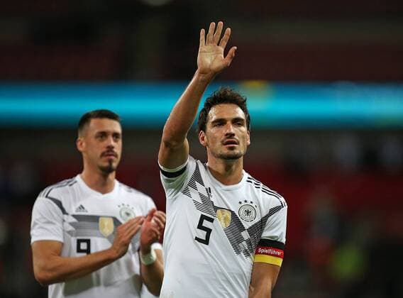 10.11.2017, Fussball Länderspiel, England - Deutschland, in Wembley National Stadium London. v.l. Sandro Wagner (Deutschland) und Mats Hummels (Deutschland)