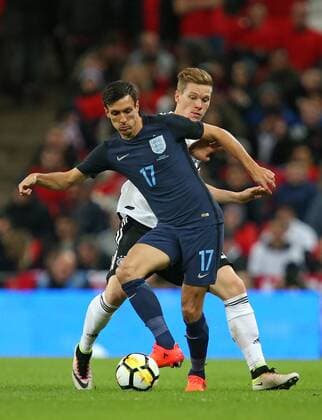 10.11.2017, Fussball Länderspiel, England - Deutschland, in Wembley National Stadium London. v.l. Jack Cork (England) gegen Marcel Halstenberg (Deutschland)