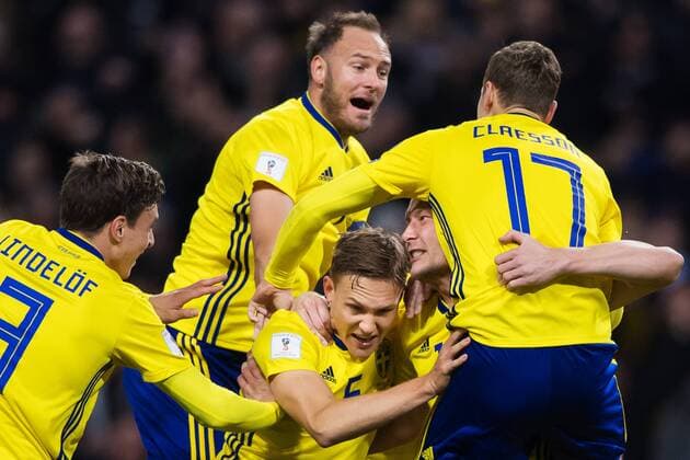 Fußball, WM Playoffs, Schweden - Italien 171110 Sveriges Victor Nilsson Lindelöf, Andreas Granqvist, Ludwig Augustinsson, Jakob Johansson och Viktor Claesson jublar efter 1-0-malet under fotbollsmatchen i VM-kvalets play-off mellan Sverige och Italien den 10 november 2017 i Stockholm.  Copyright: JOELxMARKLUND BB171110JM082
