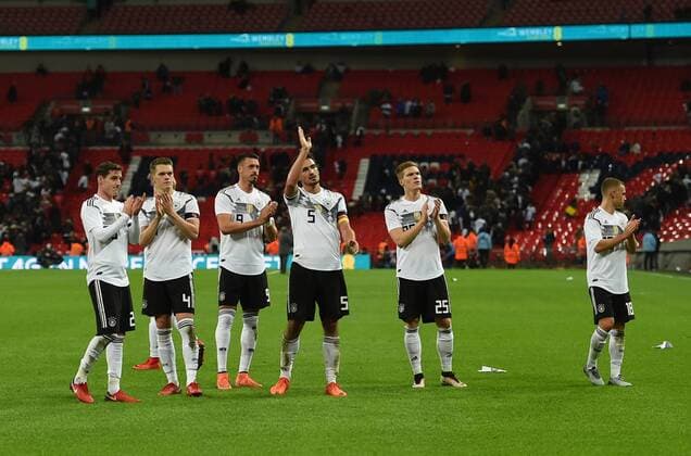 Fussball, Herren, Saison 2017 2018, Testspiel in London, England - Deutschland, die DFB-Spieler danken nach dem Abpfiff den Fans, v. l. Sebastian Rudy (Deutschland), Matthias Ginter (Deutschland), Sandro Wagner (Deutschland), Mats Hummels (Deutschland), Marcel Halstenberg (Deutschland), Joshua Kimmich (Deutschland), 10.11. 2017, Copyright: xMichaelxHundtx xMatthiasxKochx
