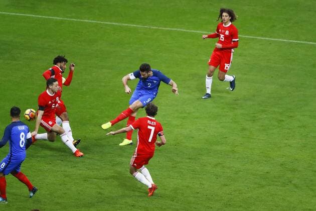 Fußball, Frankreich - Wales Olivier Giroud (FRA) tire et marque un but, James Chester (WAL), Joe Allen (WAL), Joe Ledley (WAL), Nabil Fakir (FRA) FOOTBALL : France vs Pays de Galles - Match Amical International - 10 11 2017 StephaneAllaman Panoramic 