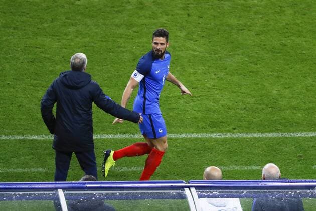 Fußball, Frankreich - Wales Olivier Giroud (FRA) inscrit le second but, joie avec Didier Deschamps (FRA) FOOTBALL : France vs Pays de Galles - Match Amical International - 10 11 2017 StephaneAllaman Panoramic 