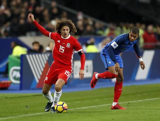 Fußball, Frankreich - Wales France s Kylian Mbappe tussles with Wales Ethan Ampadu during the International Friendly Länderspiel match at the Stade de France, Paris . Picture date: 10th November 2017. Picture credit should read: David Klein Sportimage EDITORIAL USE ONLY. No use with unauthorised audio, video, data, fixture lists, club league logos or live services. Online in-match use limited to 120 images, no video emulation. No use in betting, games or single club league player publications.