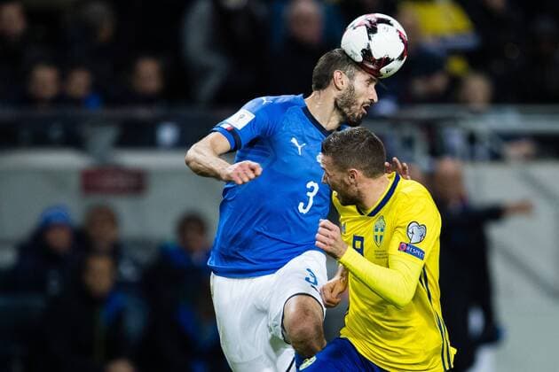Fußball, WM Playoffs, Schweden - Italien 171110 Italiens Giorgio Chiellini i en nickduell med Sveriges Marcus Berg under fotbollsmatchen i VM-kvalets play-off mellan Sverige och Italien den 10 november 2017 i Stockholm.  Copyright: ANDREASxLxERIKSSON BB171110AE049