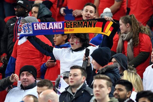 Fussball Freundschaftsspiel England - Deutschland am 10.11.2017 im Wembley-Stadion in London Ein Fan mit dem Spielschal