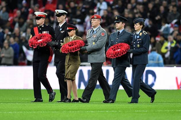 Fussball Freundschaftsspiel England - Deutschland am 10.11.2017 im Wembley-Stadion in London Soldaten beider Länder gedenken der Opfer der Weltkriege