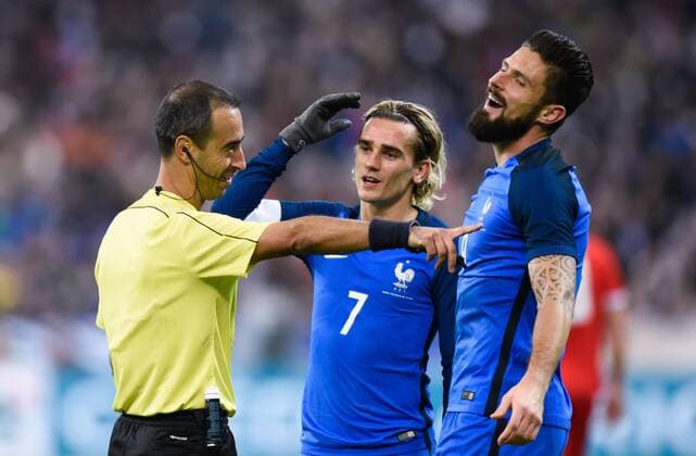 Bilder des Tages - SPORT Fußball, Frankreich - Wales Manuel De Sousa ( arbitre ) - O Giroud ( France ) FOOTBALL : France vs Pays de Galles - Match Amical - Saint Denis - 10 11 2017 FedericoPestellini Panoramic 