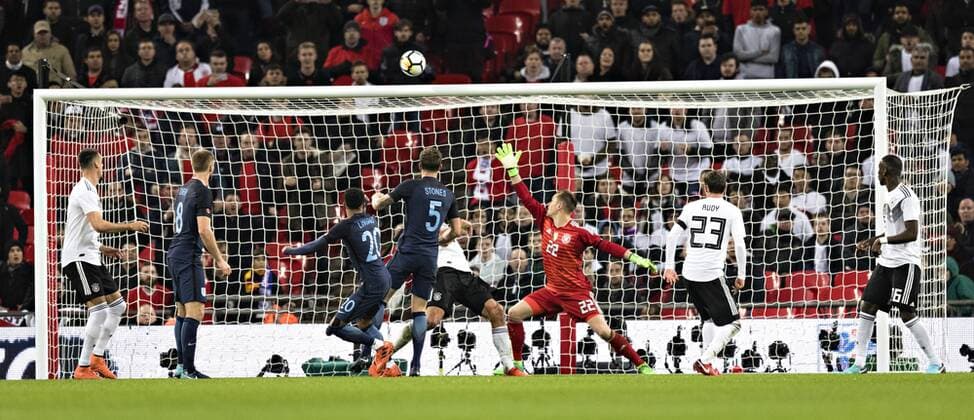 London Wembley, 10.11.2017 John Stones (ENG) scheitert knapp an Marc-Andre ter Stegen (Deutschland) England vs. Deutschland