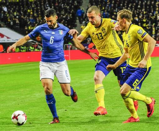 Fußball, WM Playoffs, Schweden - Italien Stockholm 2017 11 10 World Cup Qualifier match Sweden - Italy - In the picture ITA 6 Antonio Candreva, SWE 13 Jakob Jahansson and SWE 6 Ludwig Agustinsson - PHOTO ROLF ADLERCREUTZ KOD 08002 COPYRIGHT KAMERAPRESS.SE