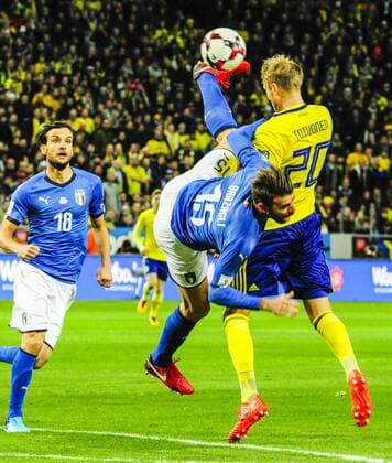 Fußball, WM Playoffs, Schweden - Italien Stockholm 2017 11 10 World Cup Qualifier match Sweden - Italy - In the picture ITA 18 Marco Parolo, ITA 15 Andrea Barzagli and SWE 20 Ola Toivonen - PHOTO ROLF ADLERCREUTZ KOD 08002 COPYRIGHT KAMERAPRESS.SE