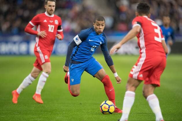 Fußball, Frankreich - Wales (171111) -- PARIS, Nov. 11, 2017 -- Kylian Mbappe (C) of France competes during a friendly match against Wales at the Stade de France in Paris, France, on Nov. 10, 2017. France won 2-0. ) (SP)FRANCE-PARIS-SOCCER-FRIENDLY MATCH-FRANCE VS WALES JackxChan 