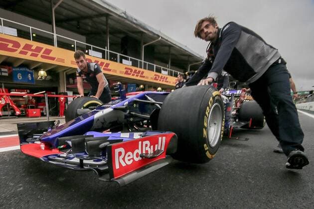 November 11, 2017 - Sao Paulo, Brazil - teams are moving in the pits for the free practice sessions held at the Jose Carlos Pace racetrack in Interlagos, south of Sao Paulo, this Saturday (11) preparatory to the contest of the Brazilian Grand Prix Formula 1, which takes place on Sunday , 12. Brazil F1 GP free practices - ZUMAo70_ 80813638st Copyright: xDarioxOliveirax