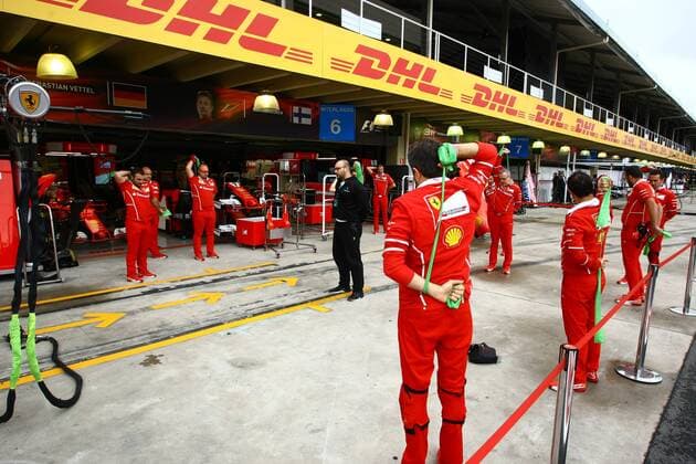 Dia de treino classificatório para GP F1 SÃO PAULO, SP - 11.11.2017: DIA DE TREINO CLASSIFICATÓRIO PARA GP F1 - In the photo, the team of the Scuderia Ferrari stretches before the beginning of the training. Classifying training day on Saturday (11), for the Brazilian Formula 1 Grand Prix, which will take place on Sunday (12) at the José Carlos Pace racetrack in Interlagos. (Photo: Aloisio Mauricio Fotoarena) x1424877x  AloisioxMauricio
