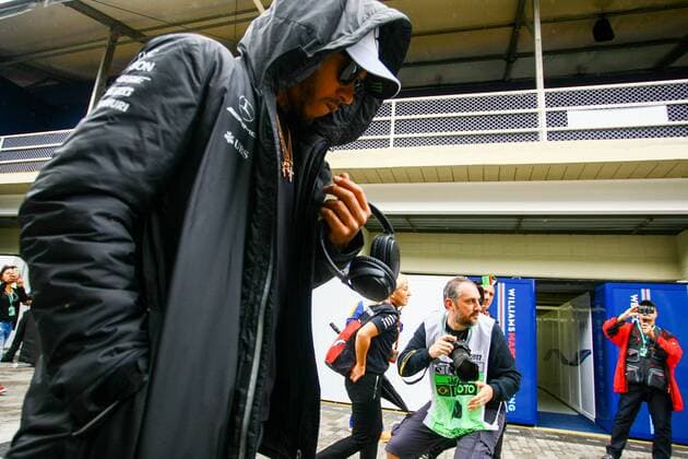 Dia de treino classificatório para GP F1 SÃO PAULO, SP - 11.11.2017: DIA DE TREINO CLASSIFICATÓRIO PARA GP F1 - In the photo the driver, Lewis Hamilton of MERCEDES-BENZ arrives at the Interlagos racetrack. Classifying training day on Saturday (11), for the Brazilian Formula 1 Grand Prix, which will take place on Sunday (12) at the José Carlos Pace racetrack in Interlagos. (Photo: Aloisio Mauricio Fotoarena) x1424898x  AloisioxMauricio