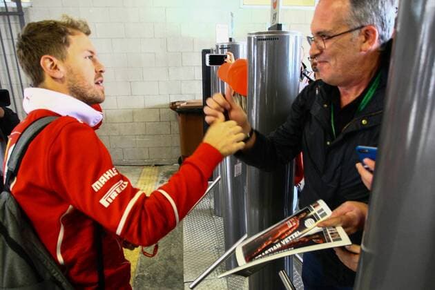 Dia de treino classificatório para GP F1 SÃO PAULO, SP - 11.11.2017: DIA DE TREINO CLASSIFICATÓRIO PARA GP F1 - In the photo the pilot, Sebastian Vettel of Scuderia FERRARI, arrives at the autodrome of Interlagos and signs fan& 39;s . ClasClassifying training day oturday (11), for the Brazilizilian Formula 1 Grand Prix, which will take place on Sunday (12) at the José Carlos Pace racetrack in Interlagos. (Photo: Aloisio Mauricio Fotoarena) x1424902x  AloisioxMauricio