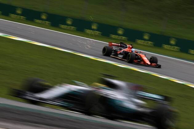 Bilder des Tages - SPORT 11.11.2017 - Free Practice 3, Lewis Hamilton (GBR) Mercedes AMG F1 W08 and Fernando Alonso (ESP) McLaren MCL32 Brazilian Grand Prix, Sao Paulo, Interlagos 9 - 12 November 2017 11.11.2017 - Free Practice 3, Lewis Hamilton (GBR) Mercedes AMG F1 W08 and Fernando Alonso (ESP) McLaren MCL32 