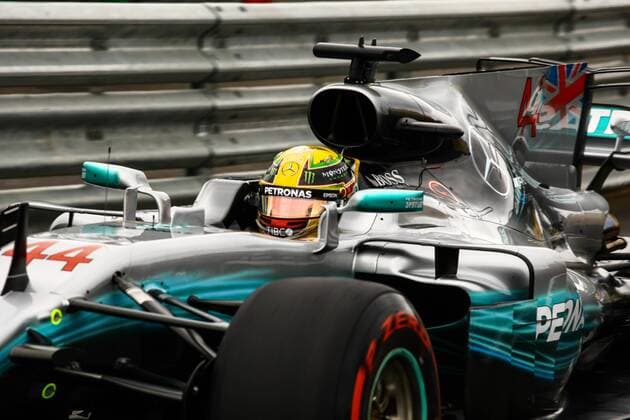 Dia de treino classificatório para GP F1 SÃO PAULO, SP - 11.11.2017: DIA DE TREINO CLASSIFICATÓRIO PARA GP F1 - In the picture the driver, Lewis Hamilton, team MERCEDES-BENZ, during free practice in the morning this part. Classifying training day on Saturday (11), for the Brazilian Formula 1 Grand Prix, which will take place on Sunday (12) at the José Carlos Pace racetrack in Interlagos. (Photo: Aloisio Mauricio Fotoarena) x1425111x  AloisioxMauricio