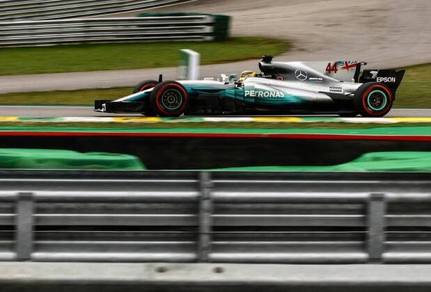 Dia de treino classificatório para GP F1 SÃO PAULO, SP - 11.11.2017: DIA DE TREINO CLASSIFICATÓRIO PARA GP F1 - In the picture the driver, Lewis Hamilton, team MERCEDES-BENZ, during free practice in the morning this part. Classifying training day on Saturday (11), for the Brazilian Formula 1 Grand Prix, which will take place on Sunday (12) at the José Carlos Pace racetrack in Interlagos. (Photo: Aloisio Mauricio Fotoarena) x1425116x  AloisioxMauricio