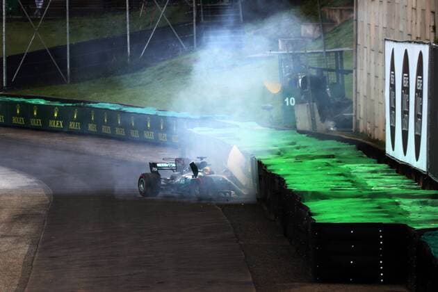 11.11.2017 - Qualifying, Crash, Lewis Hamilton (GBR) Mercedes AMG F1 W08 Brazilian Grand Prix, Sao Paulo, Interlagos 9 - 12 November 2017 11.11.2017 - Qualifying, Crash, Lewis Hamilton (GBR) Mercedes AMG F1 W08 