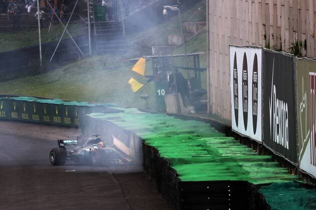 11.11.2017 - Qualifying, Crash, Lewis Hamilton (GBR) Mercedes AMG F1 W08 Brazilian Grand Prix, Sao Paulo, Interlagos 9 - 12 November 2017 11.11.2017 - Qualifying, Crash, Lewis Hamilton (GBR) Mercedes AMG F1 W08 
