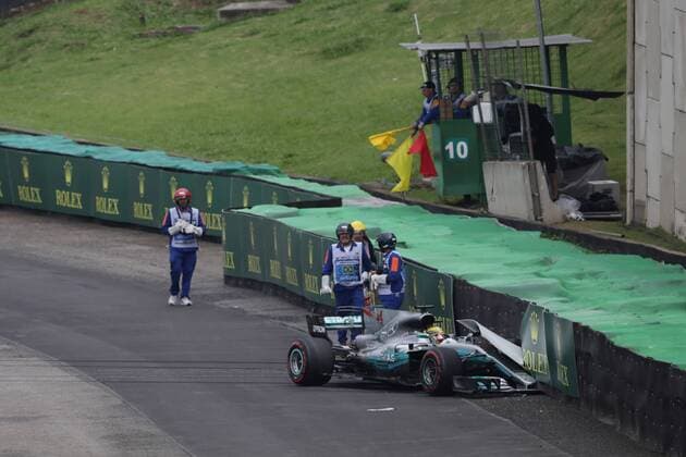11.11.2017 - Qualifying, Crash, Lewis Hamilton (GBR) Mercedes AMG F1 W08 Brazilian Grand Prix, Sao Paulo, Interlagos 9 - 12 November 2017 11.11.2017 - Qualifying, Crash, Lewis Hamilton (GBR) Mercedes AMG F1 W08 