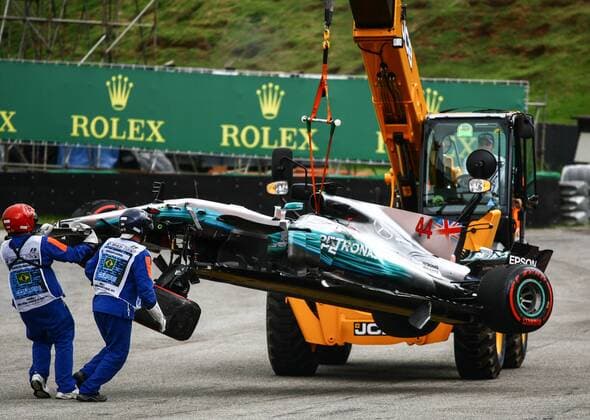 Dia de treino classificatório para GP F1 SÃO PAULO, SP - 11.11.2017: DIA DE TREINO CLASSIFICATÓRIO PARA GP F1 - In the photo the driver, Lewis Hamilton, team MERCEDES-BENZ, suffers an accident, during free practice this morning. Classifying training day on Saturday (11), for the Brazilian Formula 1 Grand Prix, which will take place on Sunday (12) at the José Carlos Pace racetrack in Interlagos. (Photo: Aloisio Mauricio Fotoarena) x1425201x  AloisioxMauricio