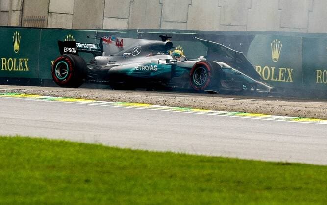 Dia de treino classificatório para GP F1 SÃO PAULO, SP - 11.11.2017: DIA DE TREINO CLASSIFICATÓRIO PARA GP F1 - In the photo the driver, Lewis Hamilton, team MERCEDES-BENZ, suffers an accident, during free practice this morning. Classifying training day on Saturday (11), for the Brazilian Formula 1 Grand Prix, which will take place on Sunday (12) at the José Carlos Pace racetrack in Interlagos. (Photo: Aloisio Mauricio Fotoarena) x1425203x  AloisioxMauricio