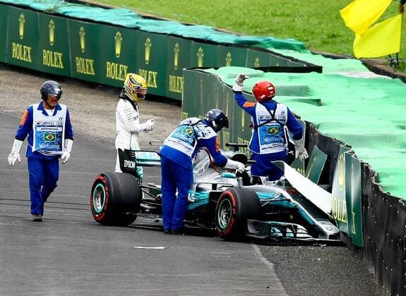 Dia de treino classificatório para GP F1 SÃO PAULO, SP - 11.11.2017: DIA DE TREINO CLASSIFICATÓRIO PARA GP F1 - In the photo the driver, Lewis Hamilton, team MERCEDES-BENZ, suffers an accident, during free practice this morning. Classifying training day on Saturday (11), for the Brazilian Formula 1 Grand Prix, which will take place on Sunday (12) at the José Carlos Pace racetrack in Interlagos. (Photo: Aloisio Mauricio Fotoarena) x1425209x  AloisioxMauricio
