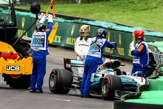 Dia de treino classificatório para GP F1 SÃO PAULO, SP - 11.11.2017: DIA DE TREINO CLASSIFICATÓRIO PARA GP F1 - In the photo the pilot, Lewis Hamilton, team MERCEDES-BENZ, suffers an accident. Classifying training day on Saturday (11), for the Brazilian Formula 1 Grand Prix, which will take place on Sunday (12) at the José Carlos Pace racetrack in Interlagos. (Photo: Aloisio Mauricio Fotoarena) x1425220x  AloisioxMauricio