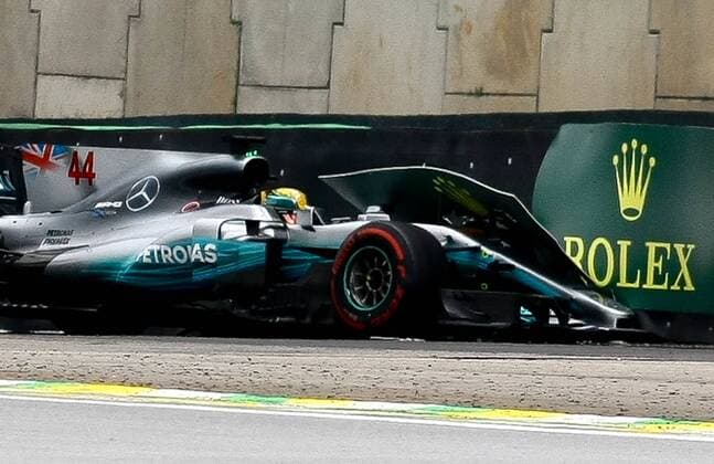 Dia de treino classificatório para GP F1 SÃO PAULO, SP - 11.11.2017: DIA DE TREINO CLASSIFICATÓRIO PARA GP F1 - In the photo the pilot, Lewis Hamilton, team MERCEDES-BENZ, suffers an accident. Classifying training day on Saturday (11), for the Brazilian Formula 1 Grand Prix, which will take place on Sunday (12) at the José Carlos Pace racetrack in Interlagos. (Photo: Aloisio Mauricio Fotoarena) x1425222x  AloisioxMauricio