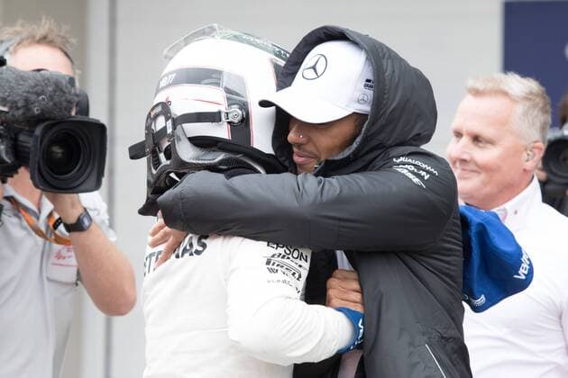 Bilder des Tages - SPORT November 11, 2017 - Sao Paulo, Sao Paulo, Brazil - LEWIS HAMILTON (R) greets VALTTERI BOTTAS for the pole position to the Formula One GP Brazil 2017 at Interlagos circuit, in Sao Paulo, Brazil. The grand prix will be celebrated next Sunday, November 12. Formula One Grand Prix of Brazil 2017 qualifying - ZUMAl146 20171111_zaf_l146_105 Copyright: xPauloxLopesx